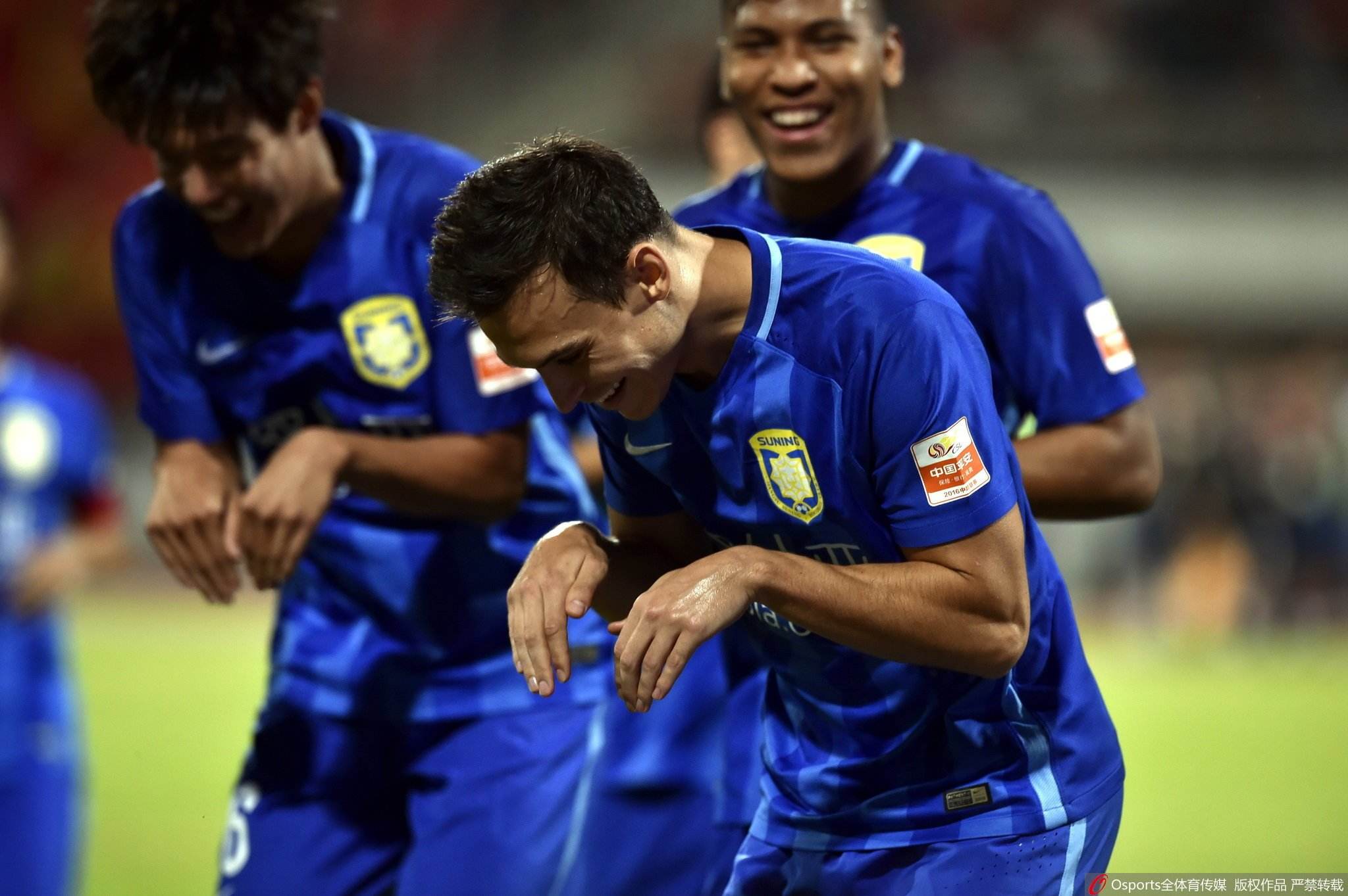 包含清晨埃因霍温调整名单：中超节点到来，更衣室稳定，球探报告显示潜力的词条